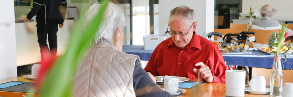 Zwei Bewohnende des b51 in der Cafeteria