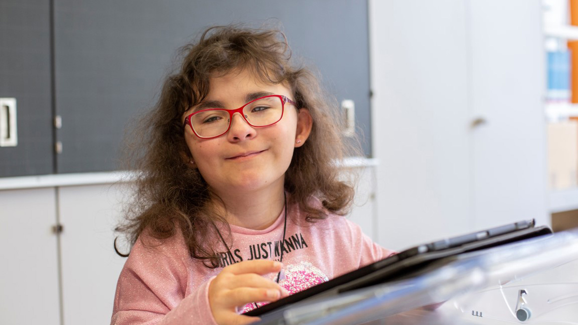 Die sehbehinderte Nina bei Arbeiten mit dem Tablet