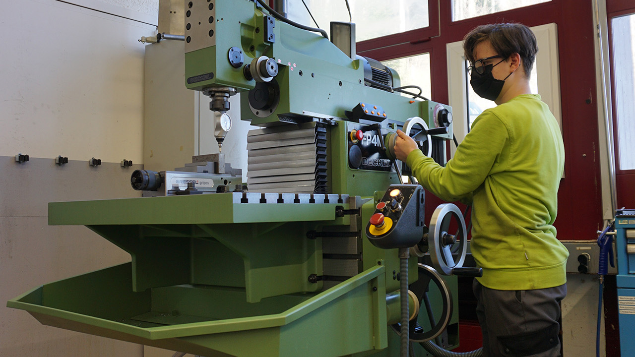Lernender an der Fräsmaschine