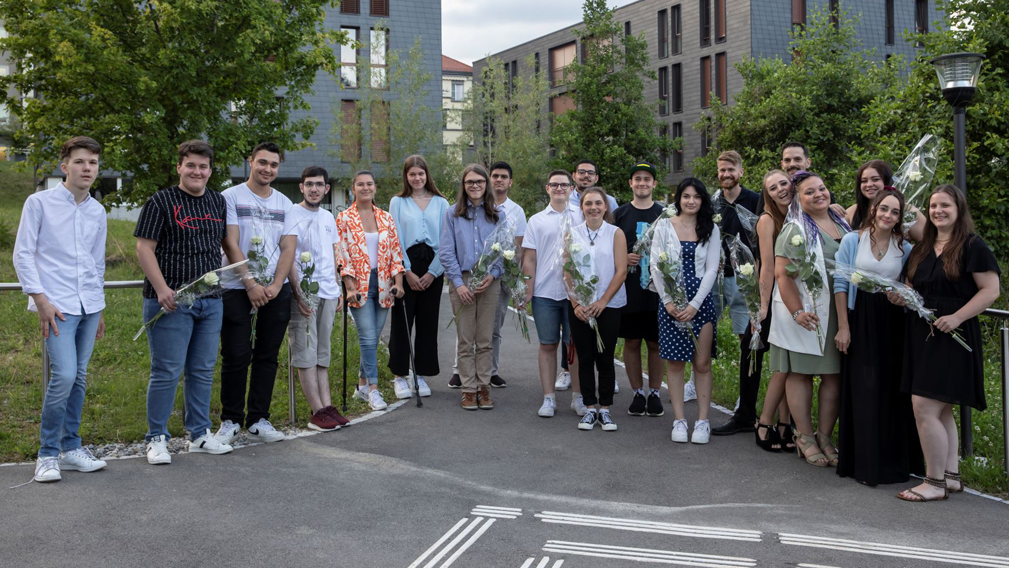 Gruppenbild der Lernenden vor dem Kompetenzzentrum