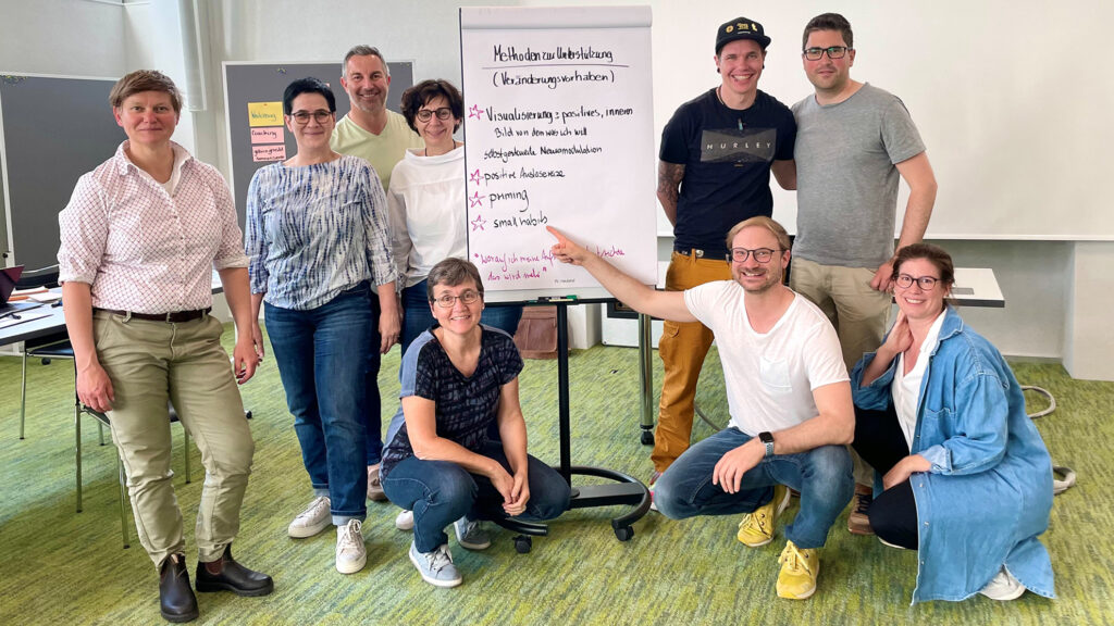 Gruppenbild SO-Coaches mit Flip Chart