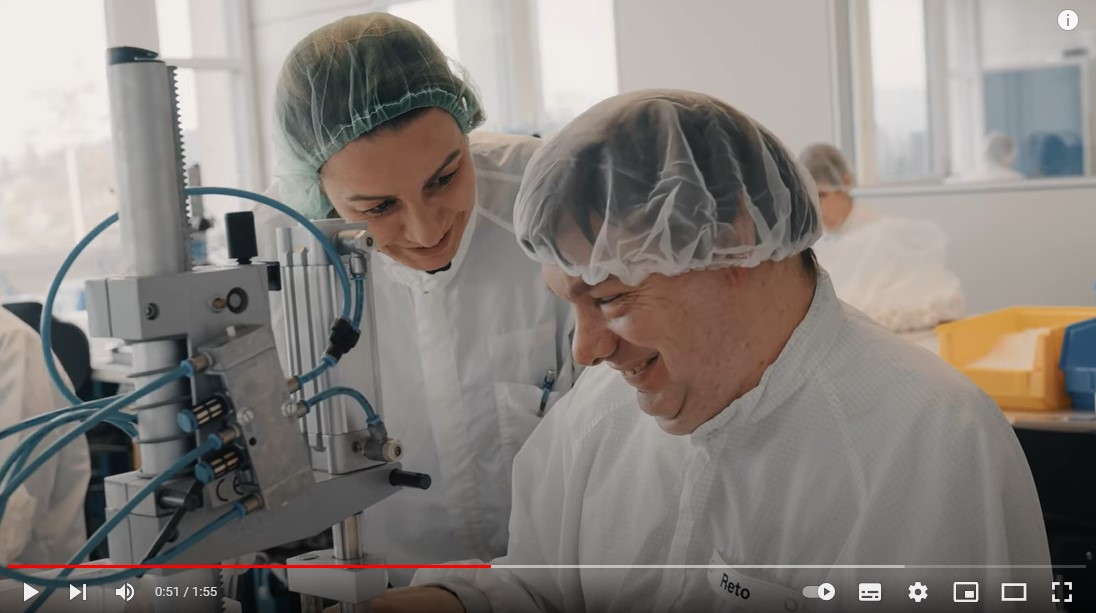 Mitarbeitende der Pharma bei der Arbeit