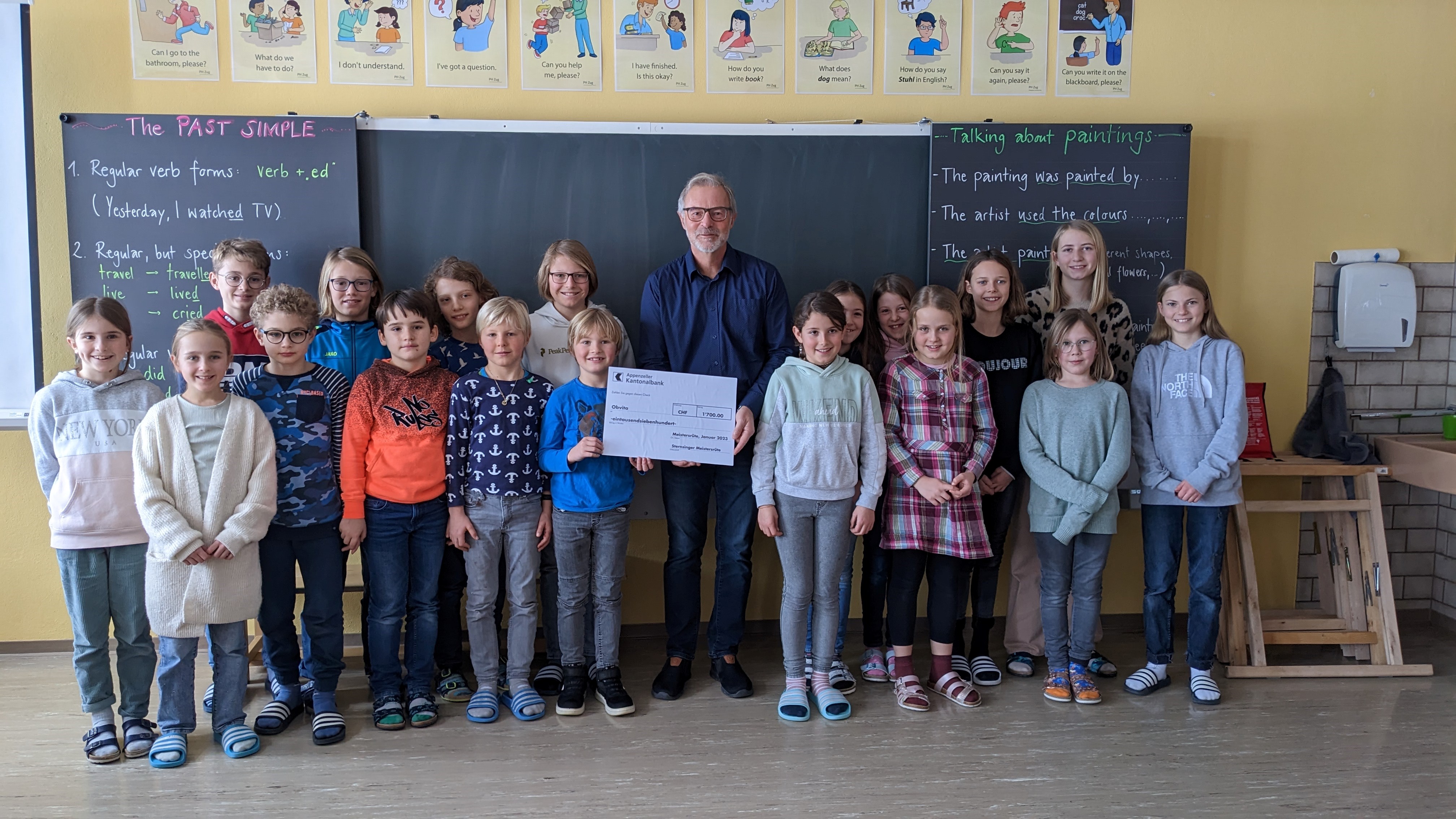Stolz zeigen die Kinder aus Meistersrüte, was sie mit ihrem Einsatz ermöglicht haben.
