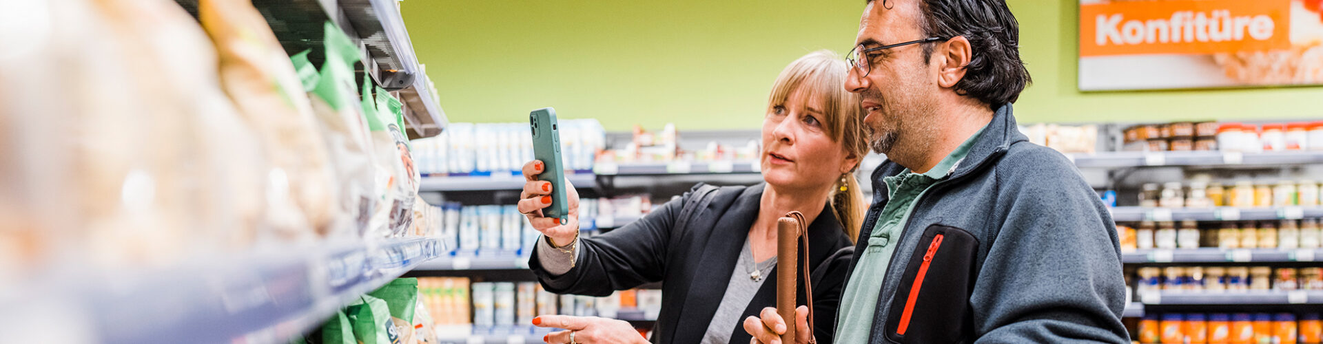Die O+M Trainerin Sabine Schmidt von obvita lehrt Marco die Handhabung der elektronischen Hilfsmittel