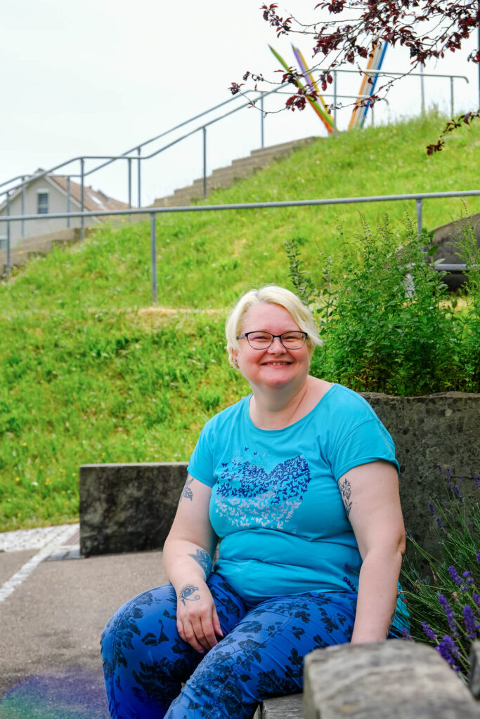 Monika Heierli, Mitarbeitende von obvita, im obvita Sinnesgarten