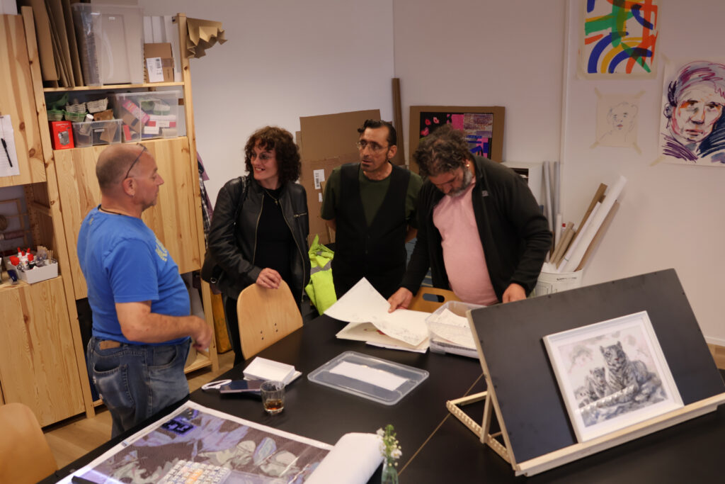Besuchende im Atelier des Tageszentrums.